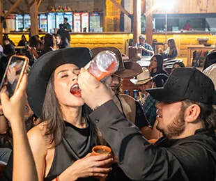 Cantaritos de tequila preparados al momento en El Corazón Tequilero