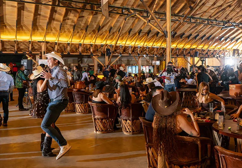 Palapa y mesas en Corazón Tequilero Jilotzingo