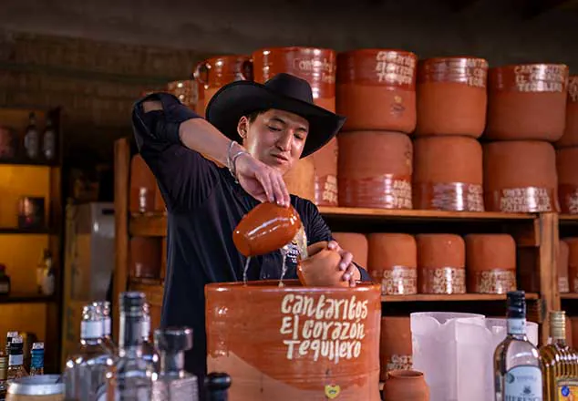 Fiesta Cantaritos de tequila preparados al momento en El Corazón Tequilero