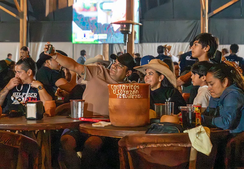 Mesas y ambiente de Corazón Tequilero